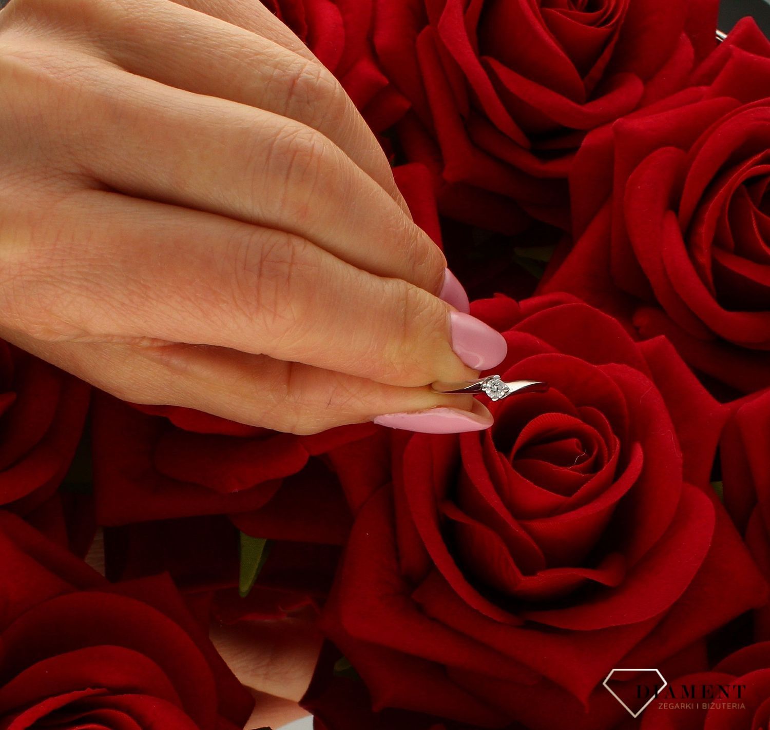 Złoty pierścionek zaręczynowy białe złoto  Zakochany w Tobie 333 PI 1958. Prezent podkreśli piękno wyjątkowych momentów zaręczyn.jpg